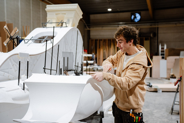 Grasfest!: bio-circular materials for festivals, sets and shop windows